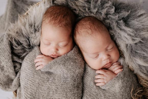 Shooting Baby Zwillinge schlafend in Korb in naturfarben bei Conni Breyer fotografie Nähe Wangen im Allgäu