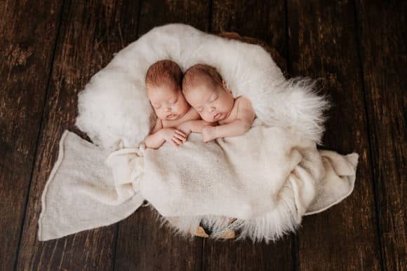 Shooting Baby Zwillinge schlafend in Korb in naturfarben bei Conni Breyer fotografie Nähe Ravensburg
