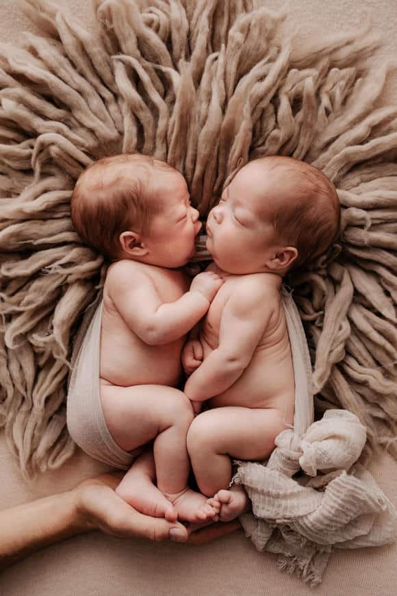 Shooting Baby Zwillinge schlafend in Korb in naturfarben bei Conni Breyer fotografie Nähe Weingarten