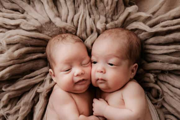 Shooting Baby Zwillinge schlafend in Korb in naturfarben bei Conni Breyer fotografie Nähe Überlingen