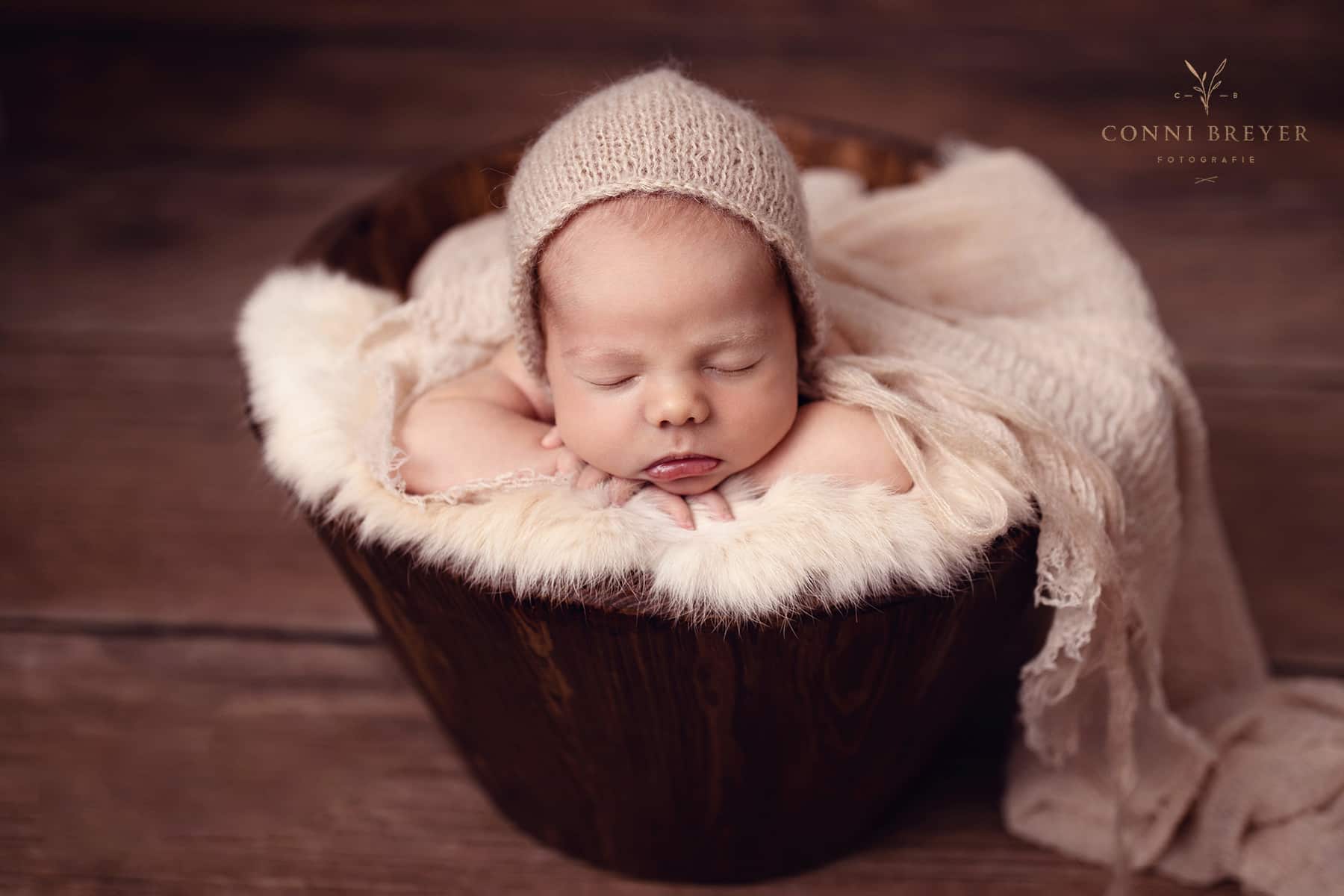 Babyshooting Junge in Holzschale in Naturfarben bei Conni Breyer fotografie nähe Konstanz