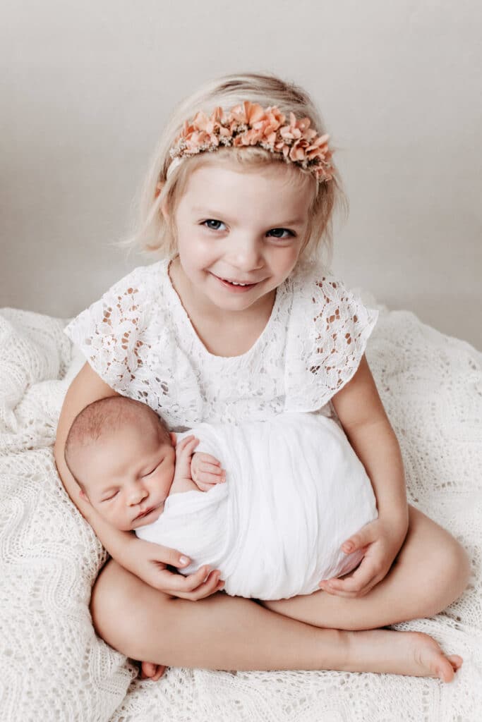 Babyshooting mit Geschwisterbildern und Haarkranz in zeitlosen Naturfarben bei conni breyer Fotografie am bodensee