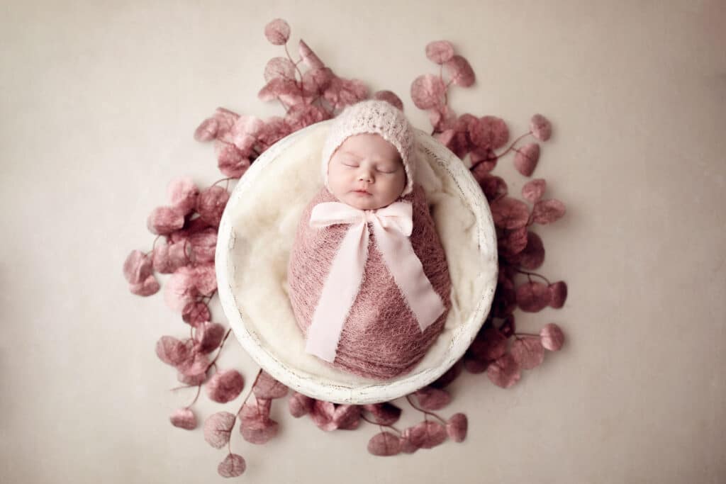 Babyshooting in rosa mit süßer Mütze in weißer Holzschale bei conni breyer Fotografie nähe Überlingen
