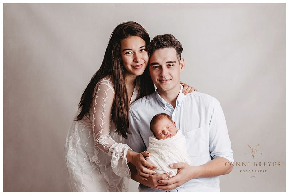 Familienfotos mit Baby und schönem Kleid nähe Ravensburg - Conni Breyer Fotografin