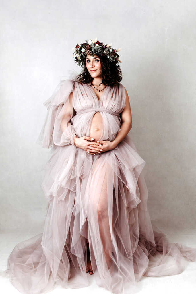 Babybauchshooting in wunderschönem Couture Kleid helles Flieder bei Conni Breyer Fotografie nähe Zürich