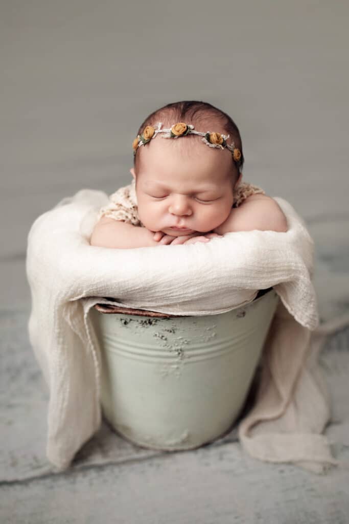 Neugeborenes Baby beim Shooting in Blecheimer mintfarben bei conni breyer Fotografie nähe Ulm