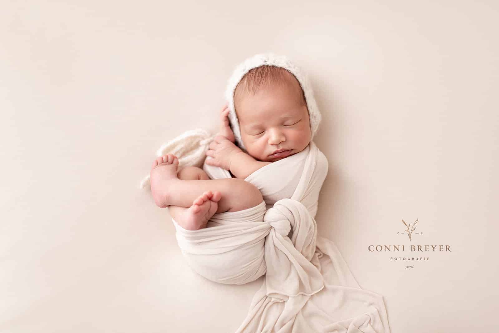 Newbornshooting in beige und Mütze auf beanbag nähe ravensburg bei Conni Breyer fotografie