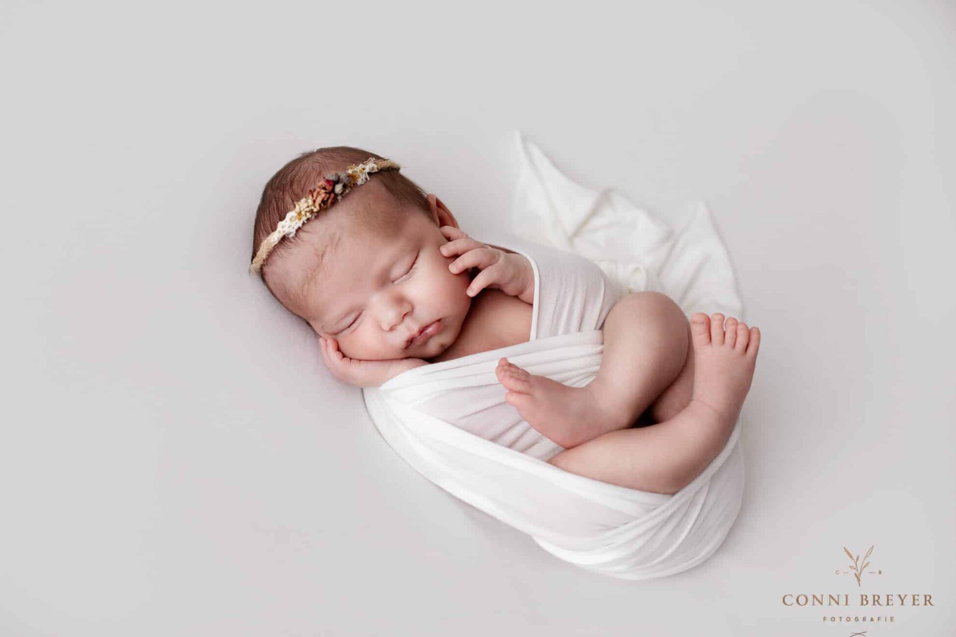 Babyshooting stilvoll in weiß mit süßem Stirnbändchen nähe Lindau am Bodensee - Conni Breyer Fotografie