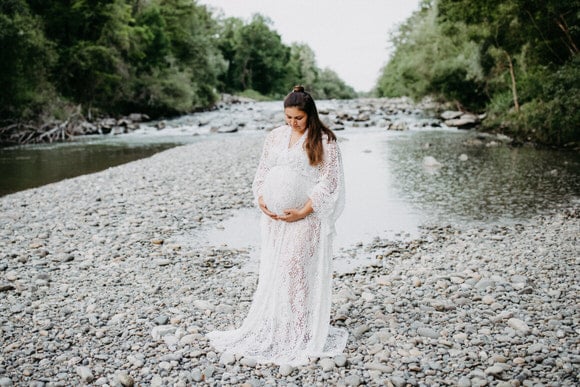 Babybauchshooting in weißem Kleid im Grünen am Fluss mit Conni Breyer Fotografie nahe Singen