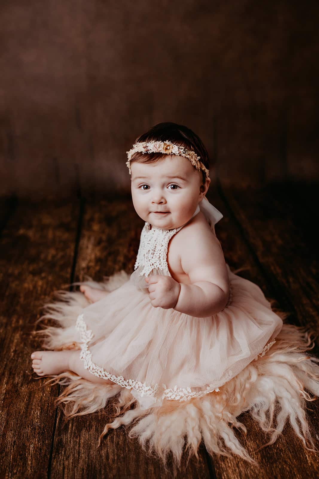 Milestoneshooting Babybilder erstes Lebensjahr in süßen Kleidchen mit Haarband beim Fotoshootings mit Conni Breyer fotografie am Bodensee nähe Wangen
