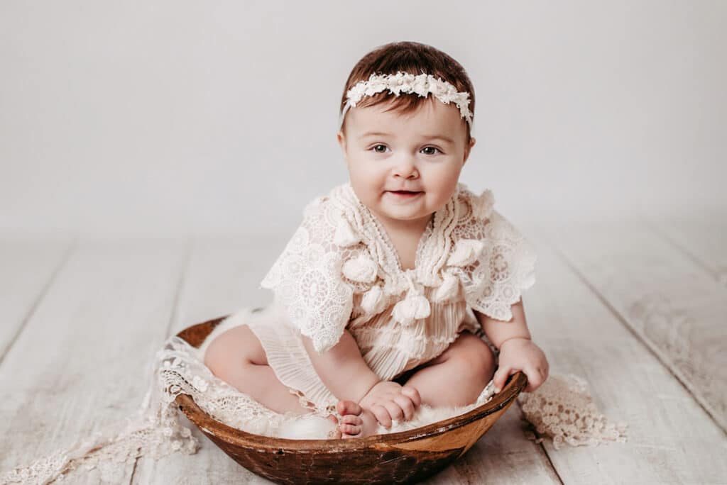 Milestoneshooting Babybilder erstes Lebensjahr in süßen Kleidchen mit Haarband beim Fotoshootings mit Conni Breyer fotografie am Bodensee nähe Memmingen
