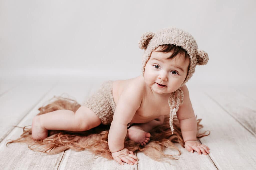Milestoneshooting Babybilder erstes Lebensjahr in süßem Bären Outfit mit Conni Breyer Fotografie am Bodensee nähe Konstanz
