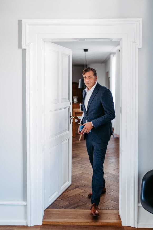 Business Portrait Mann im Anzug in stilvollen Räumen von Conni Breyer Fotografie nähe Ravensburg
